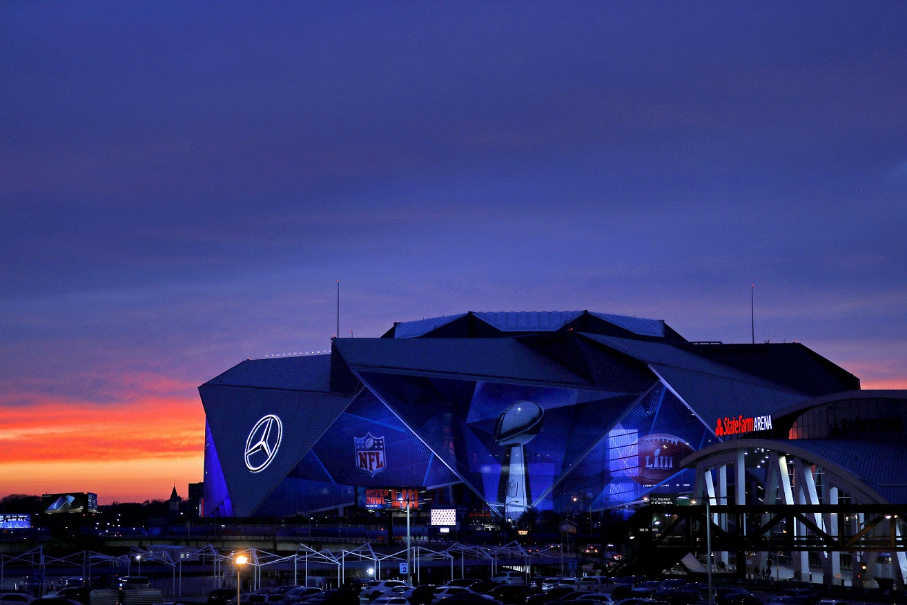 Se espera que asistan al Mercedes-Benz Stadium más de 75 mil personas al Super Bowl. (Foto Prensa Libre: AFP)