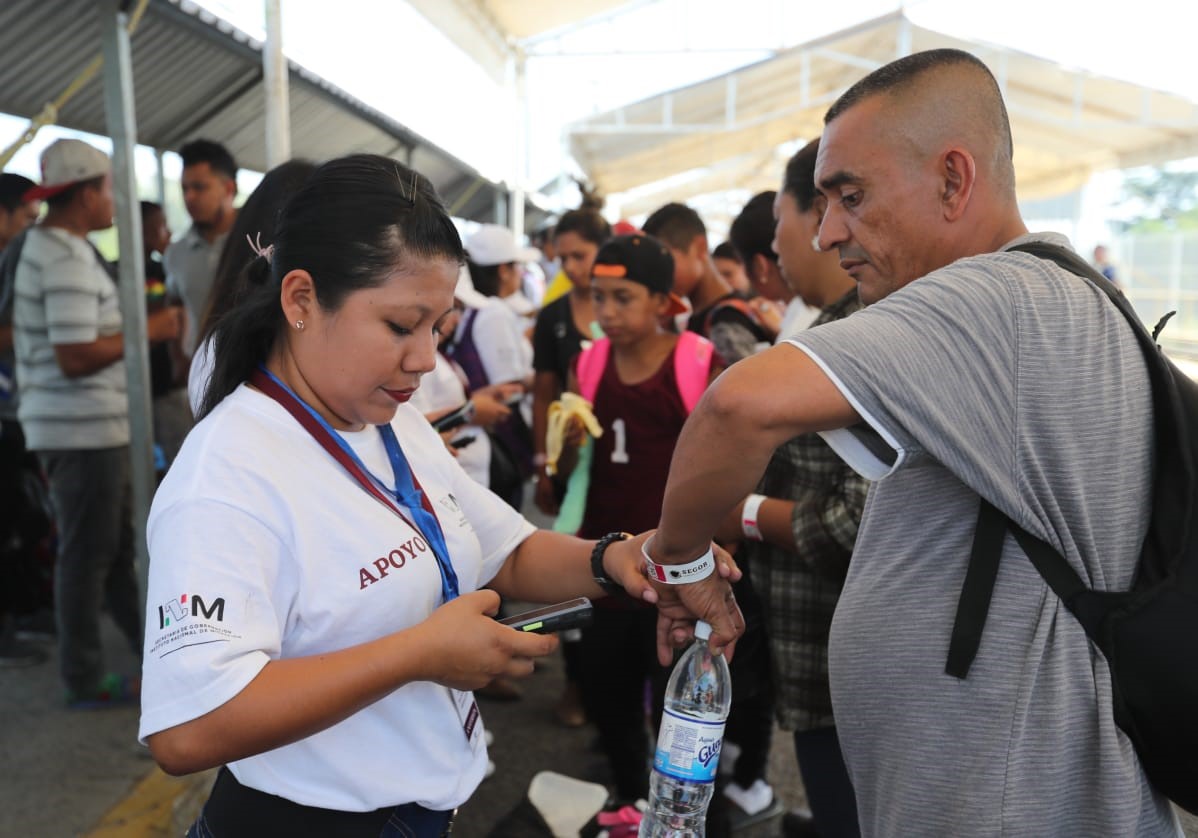 Varios delegados del Instituto Nacional de Migración de México orientan a migrantes hondureños que quieren ingresar a ese territorio. (Foto Prensa Libre: Erick Ávila) 