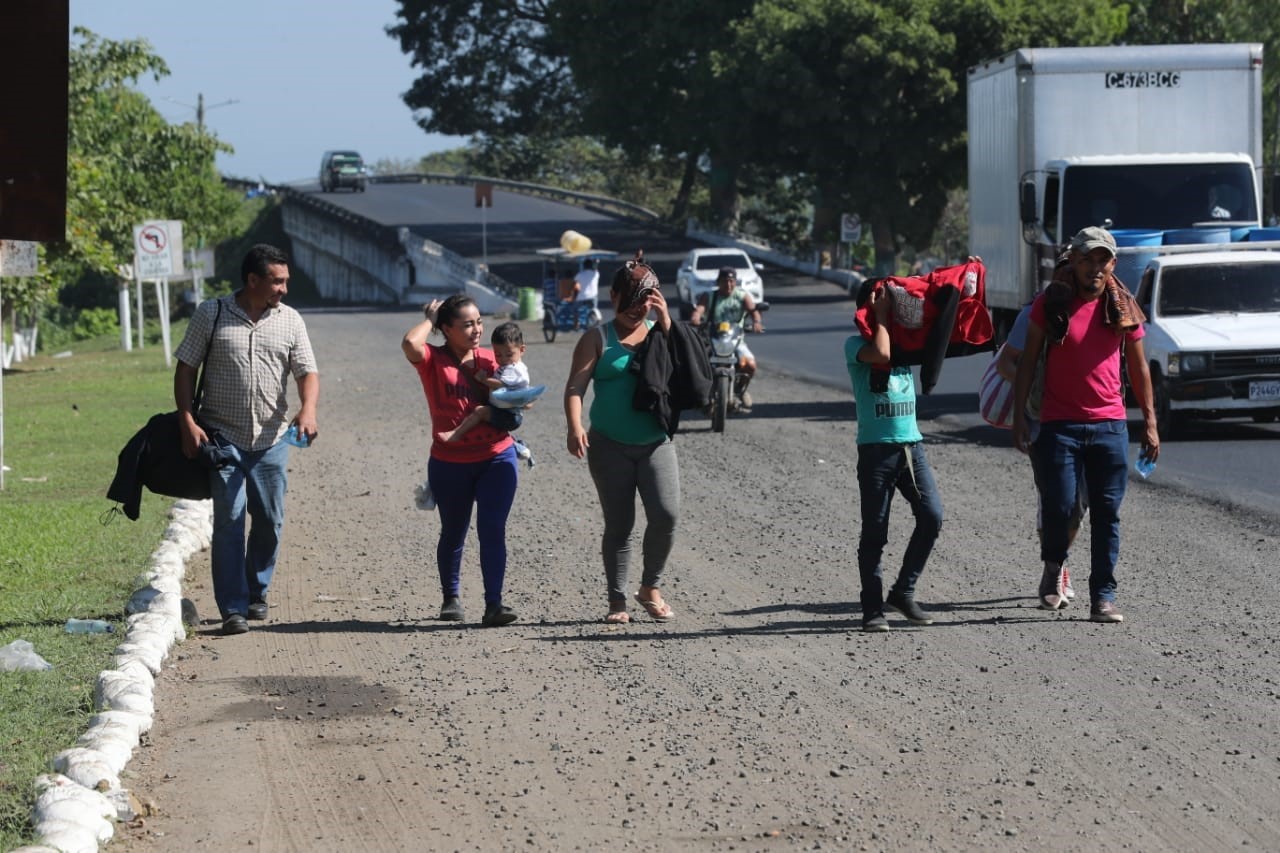 Una familia de hondureños llega a la ciudad de Tecún Umán para tramitar su ingreso a México. (Foto Prensa Libre: Erick Ávila)  