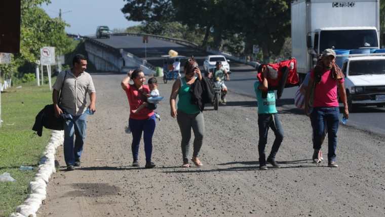 Una familia de hondureños llega a la ciudad de Tecún Umán para tramitar su ingreso a México. (Foto Prensa Libre: Erick Ávila)  