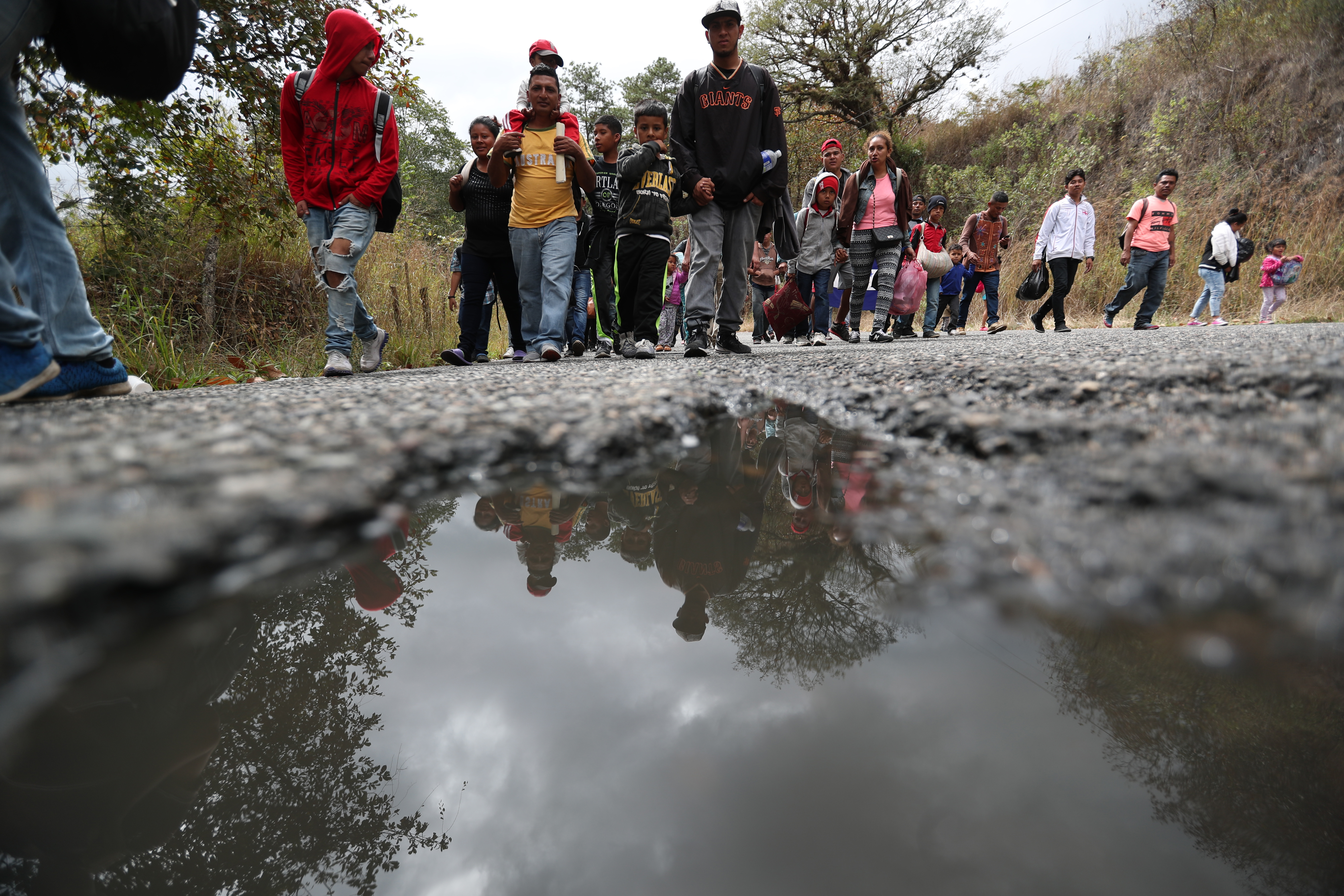 Migrantes hondureños caminan en Chiquimula luego de pasar la aduana de Agua Caliente. (Foto Prensa Libre: Hemeroteca PL)
