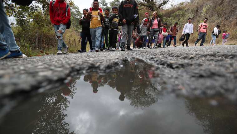 Migrantes hondureños caminan en Chiquimula luego de pasar la aduana de Agua Caliente. (Foto Prensa Libre: Hemeroteca PL)