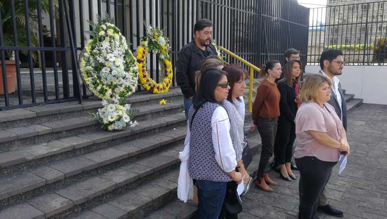 Flores fueron dejadas en la Corte Suprema de Justicia (CSJ) por integrantes del Movimiento Cívico Nacional (MCN). (Foto Prensa Libre: Carlos Hernández)