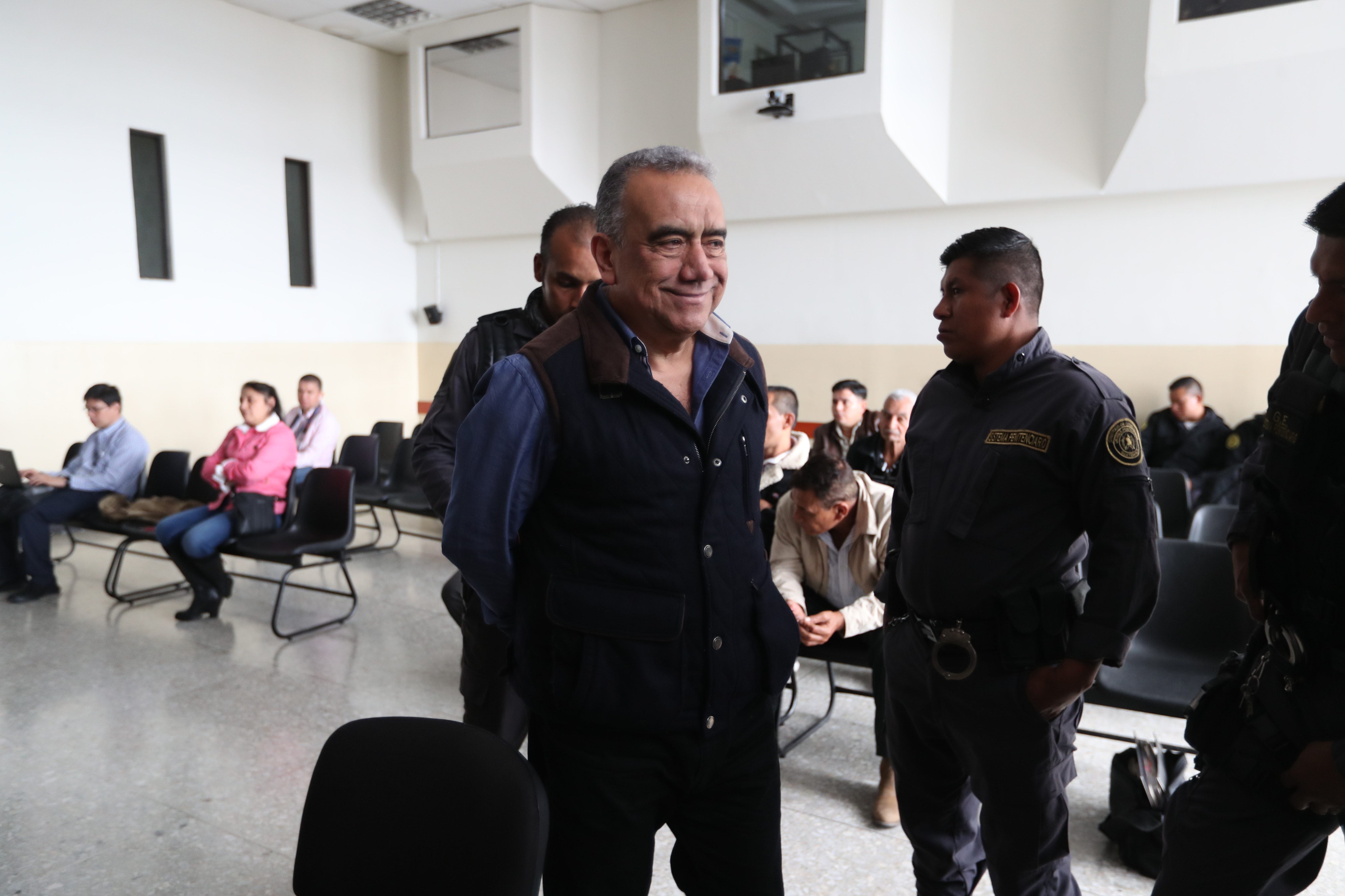El exdiputado Jaime Martínez Lohaiza, uno de los sindicados en el caso Lavado y Política, durante su traslado a la sala de debate. (Foto Prensa Libre: Hemeroteca PL)
