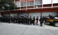 Agentes de la Policía Nacional Civil resguardaron el Congreso. (Foto Prensa Libre: Esbin García)