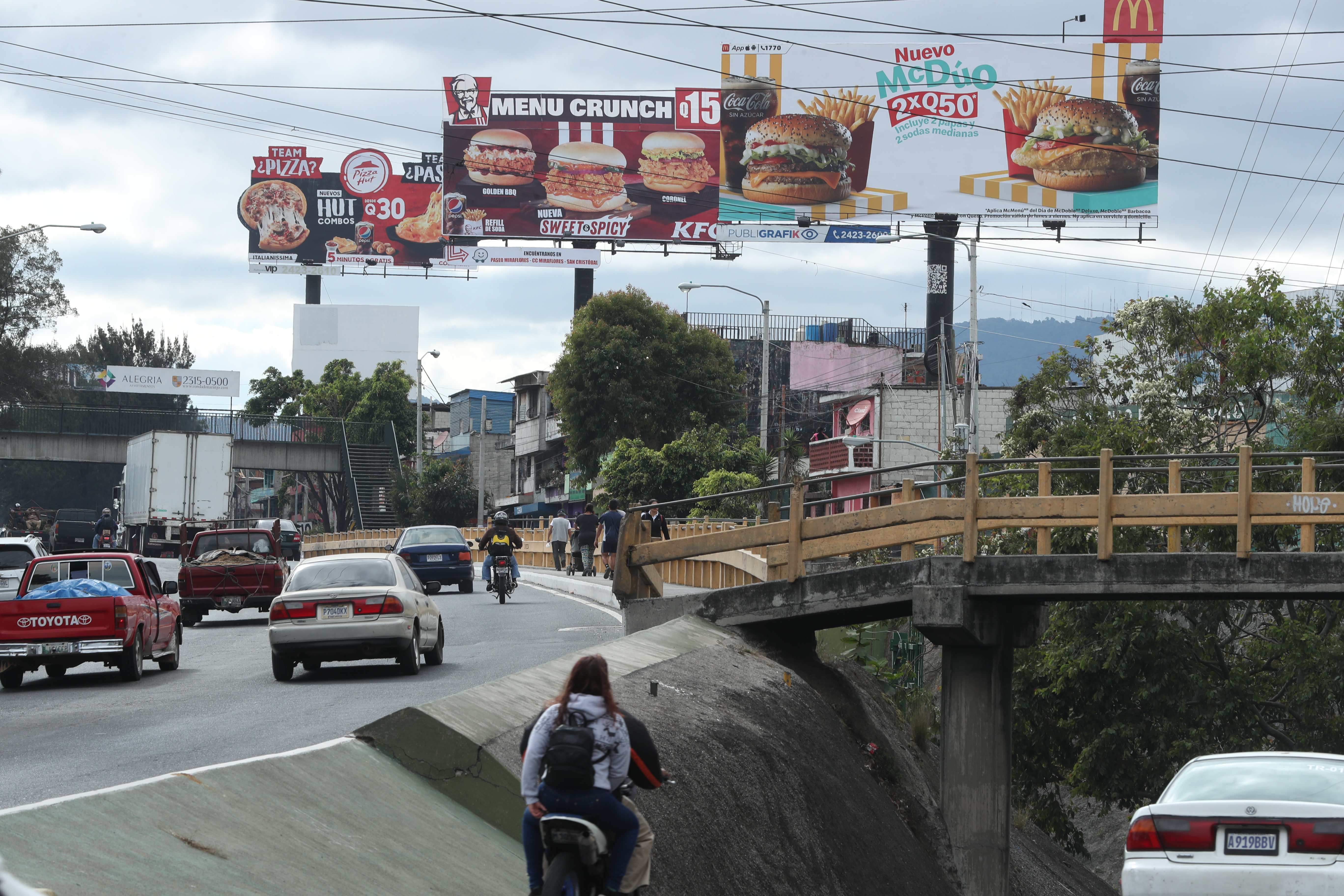 Publicidad de restaurantes donde anuncian ofertas en sus productos. (Foto Prensa Libre: Esbin García) 