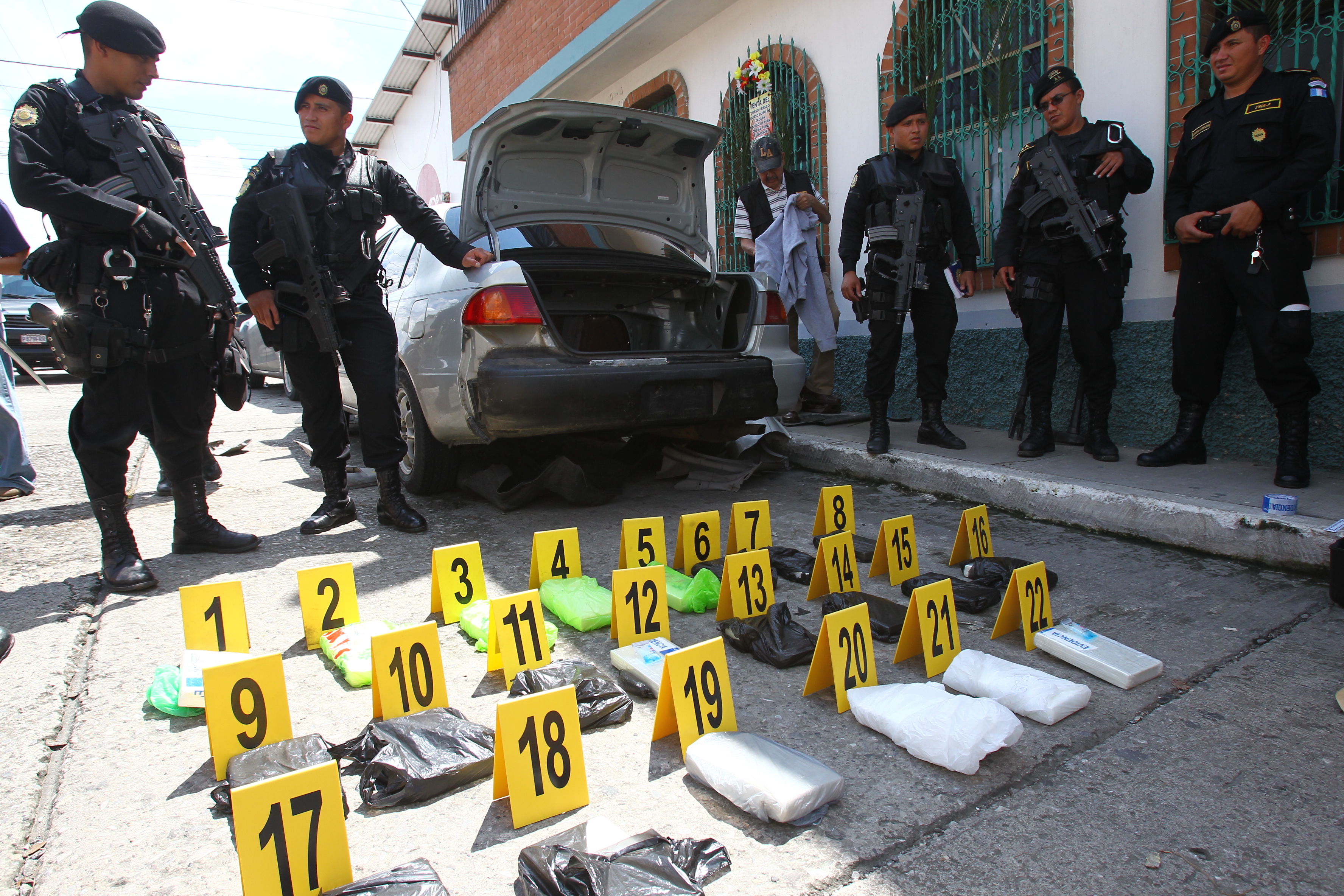 Imágenes de un decomiso de cocaína el año pasado en una carretera de Guatemala. (Foto Prensa Libre: Hemeroteca PL)