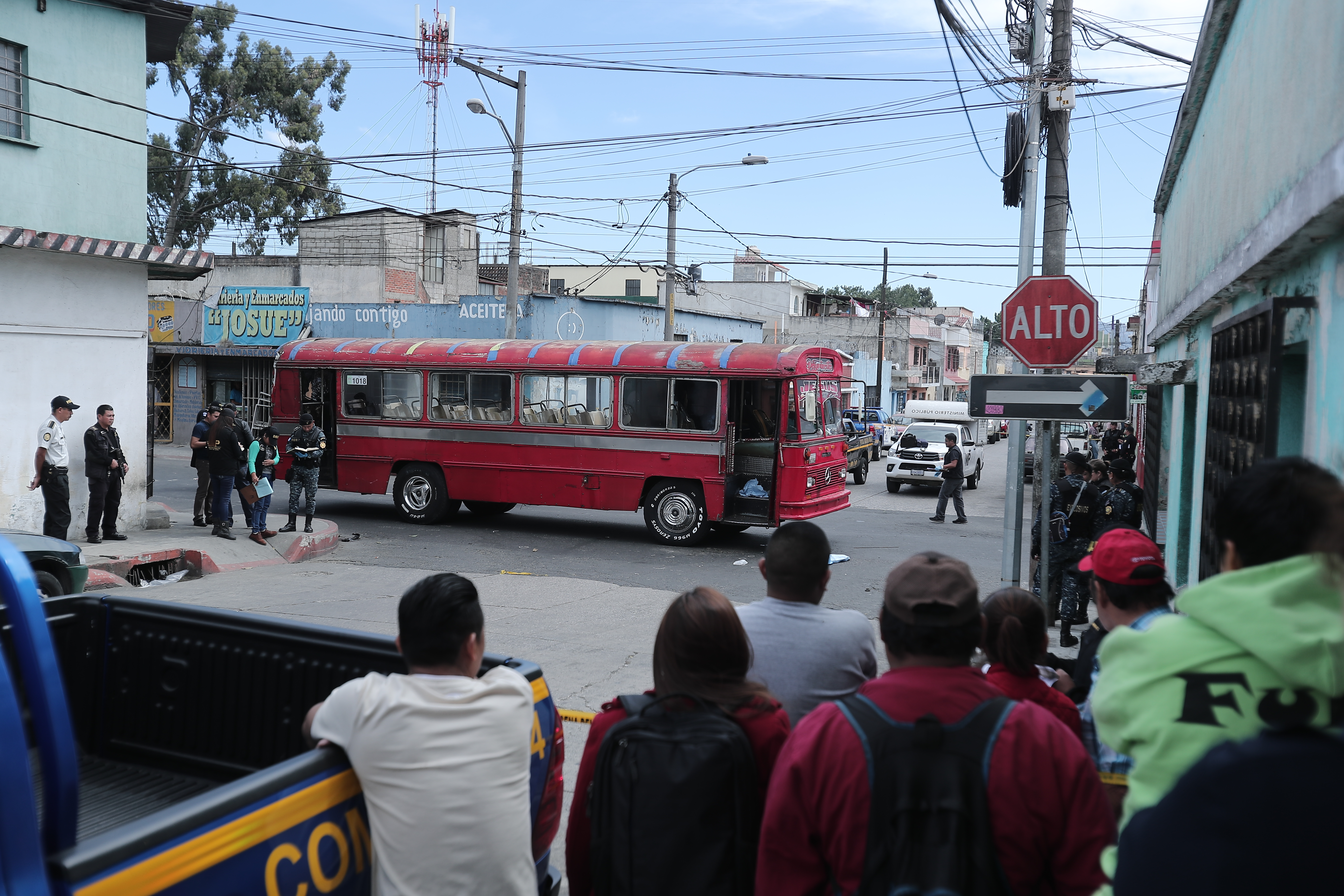 Curiosos observan la escena donde ocurrió el atentado en contra de un autobús de la ruta 32, en la zona 7 capitalina. (Foto Prensa Libre: Juan Diego González)
