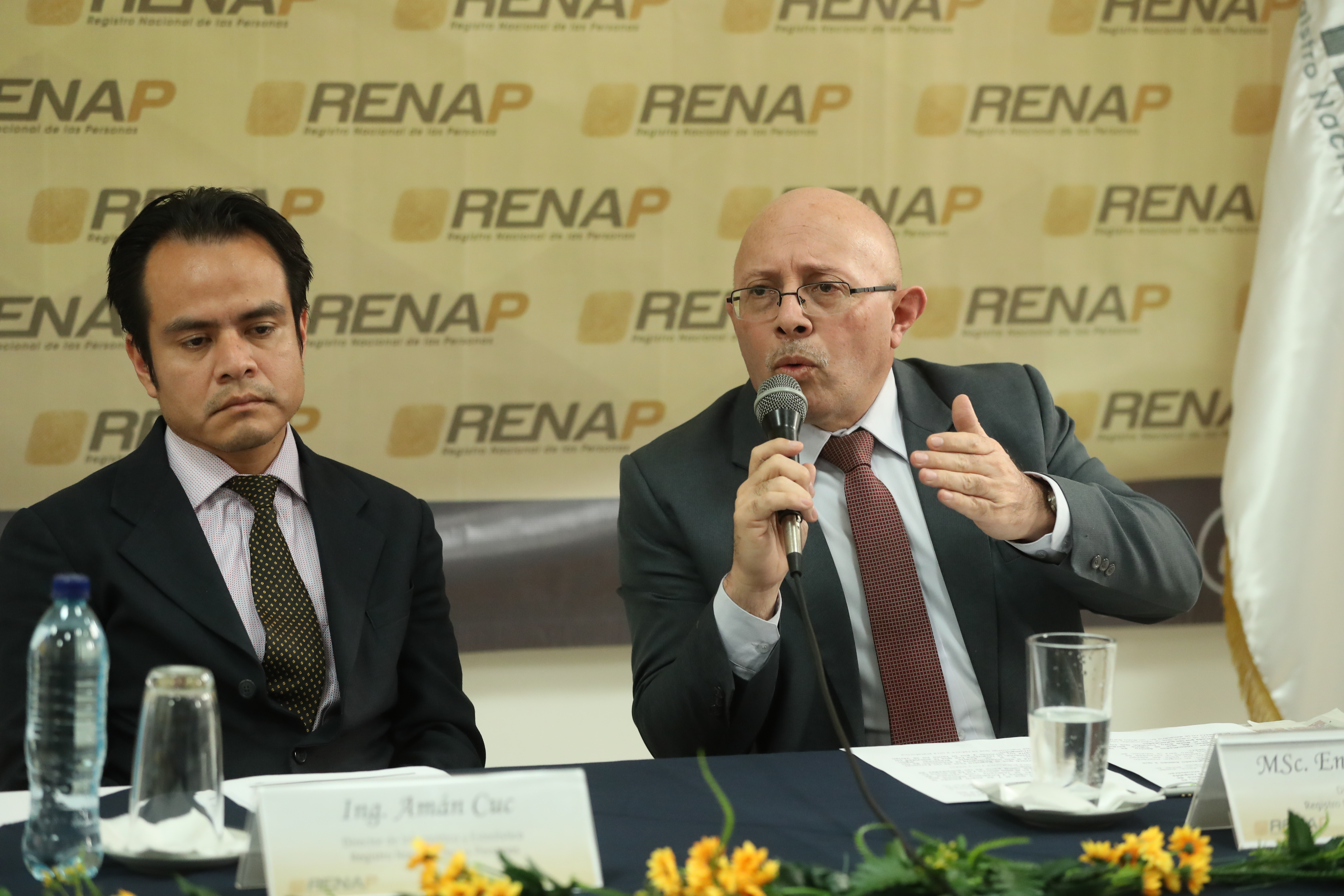 Amán Cuc, director de Informática y Estadística y Enrique Alonzo, director ejecutivo del Renap admiten un fallo en el sistema de almacenamiento de datos. (Foto Prensa Libre: Esbin García)