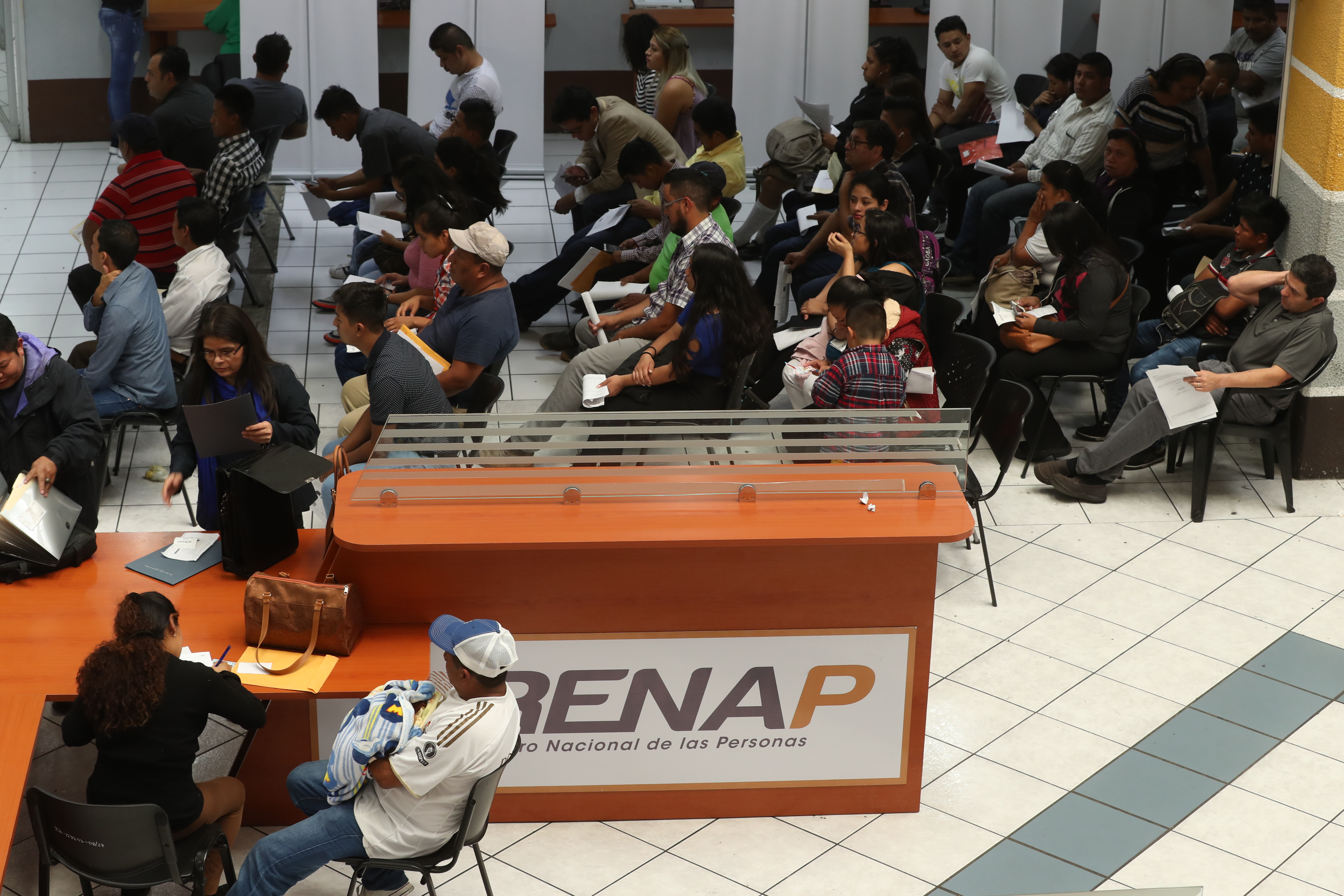 Guatemaltecos esperan más de ocho horas para realizar  un trámite en el Renap. (Foto Prensa Libre: Esbin García)