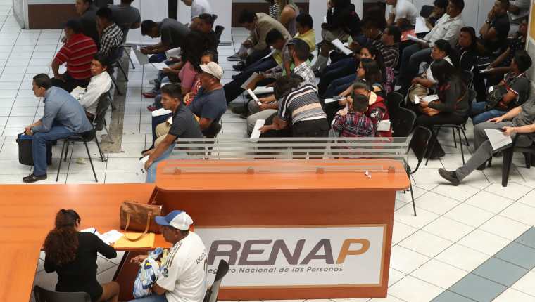 Guatemaltecos realizan trámites en la sede central del Registro Nacional de Personas. (Foto Prensa Libre: Esbín García)