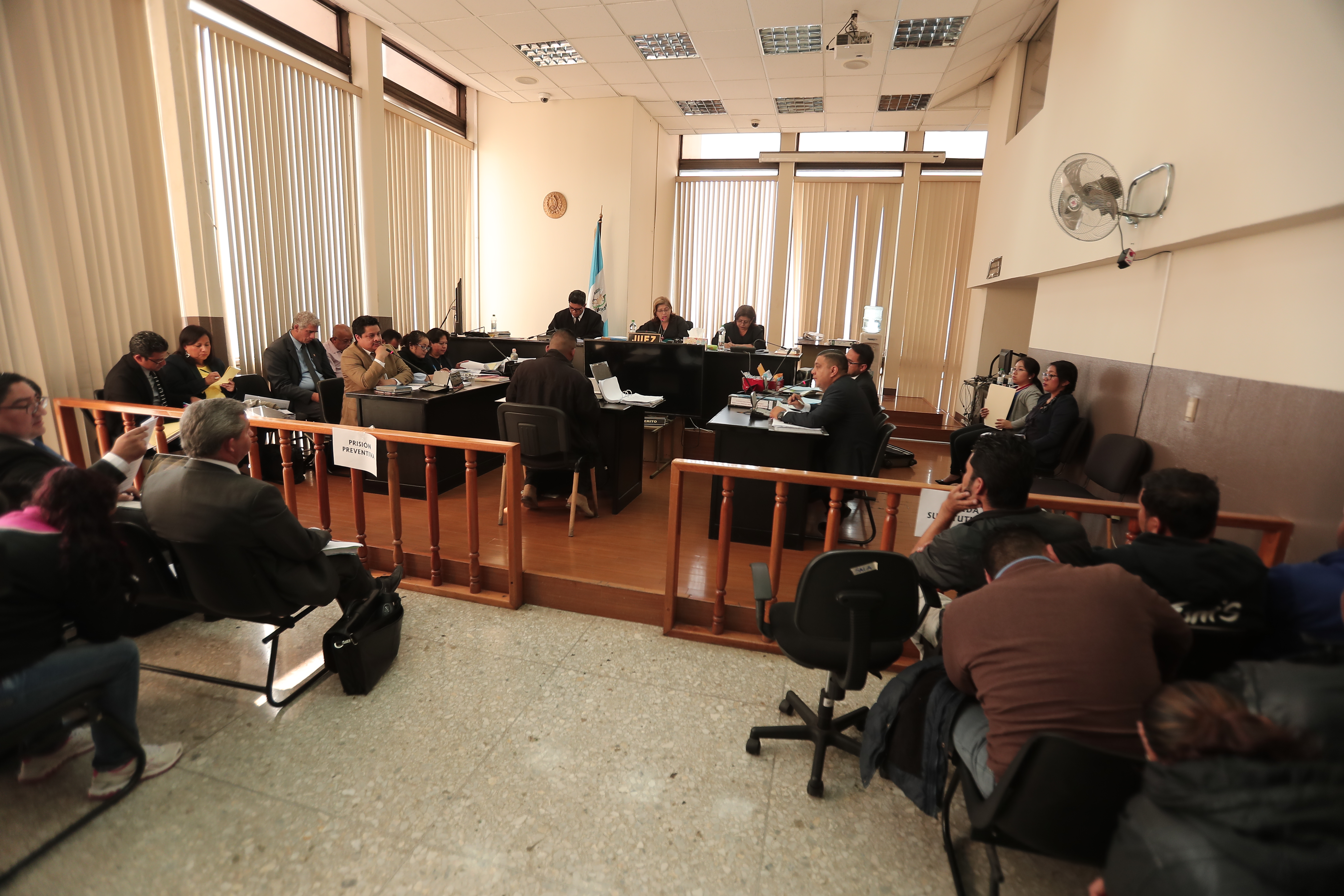 Los 26 señalados durante la audiencia en el Tribunal Sexto Penal. (Foto Prensa Libre: Juan Diego González)