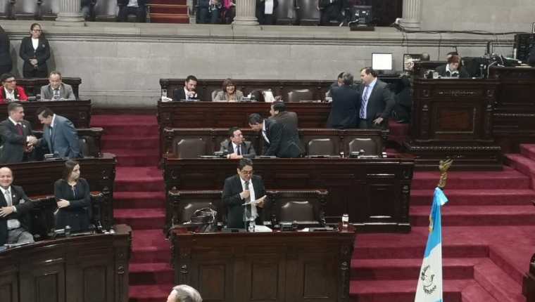 El procurador de los Derechos Humanos Jordán Rodas, presenta su informe anual ante el pleno del Congreso. (Foto Prensa Libre: Carlos Álvarez) 