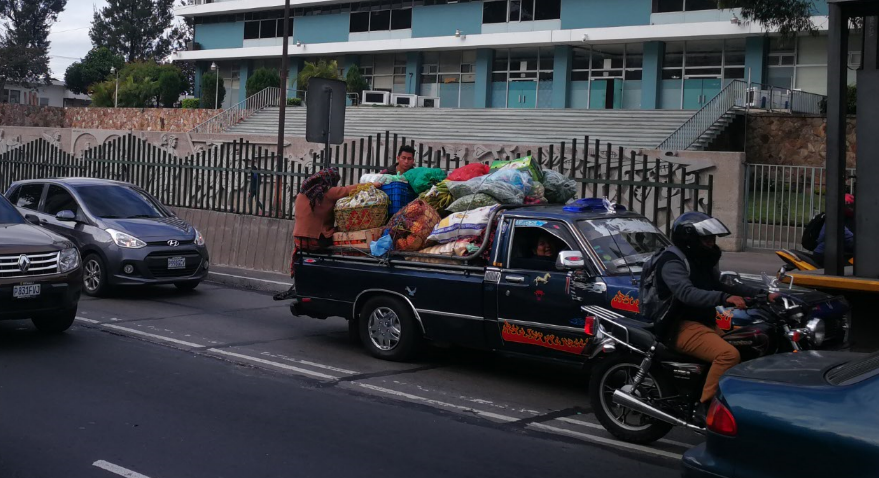 Desde temprana hora varios picops sobrecargados circulan en la ciudad y en sus palanganas transportan personas sobre la mercadería. (Foto Prensa Libre: Óscar Fernando García).

