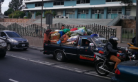 Desde temprana hora varios picops sobrecargados circulan en la ciudad y en sus palanganas transportan personas sobre la mercadería. (Foto Prensa Libre: Óscar Fernando García).