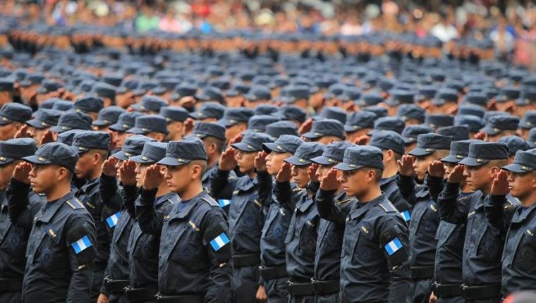 La preparación de los aspirantes a agentes de la Policía Nacional Civil dura en promedio 11 meses. (Foto Prensa Libre: Hemeroteca PL) 