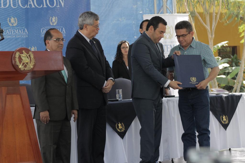 El presidente, Jimmy  Morales; el vicepresidente, Jafeth Cabrera; el ministro de Educación, Óscar Hugo López y el sindicalista Joviel Acevedo, hacen público el pacto colectivo de Educación. (Foto Prensa Libre: Cortesía) 