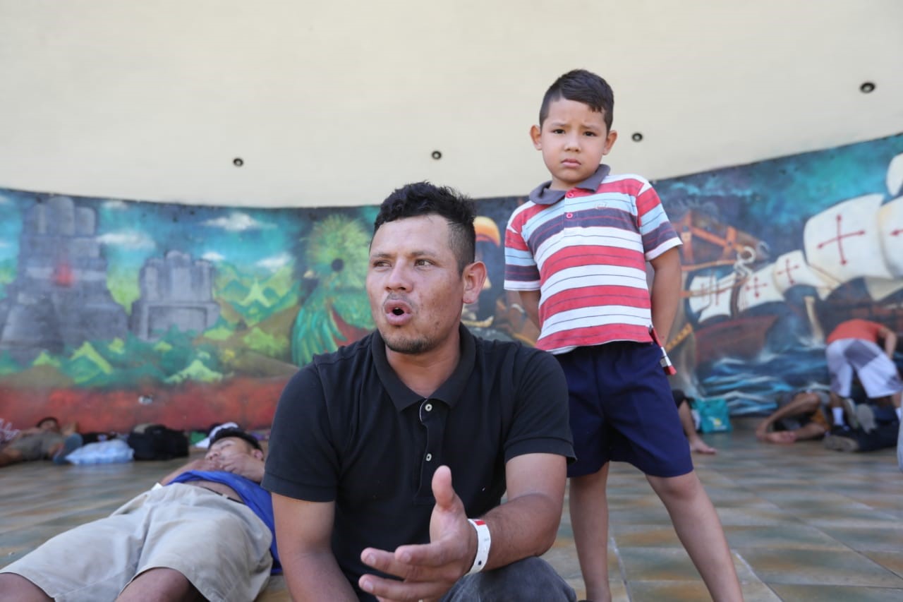 Elmer Alexander Hernández descansa junto a su hijo en la Concha Acústica de Tecún Umán, en San Marcos, frontera con México. (Foto Prensa Libre: Erick Ávila) 