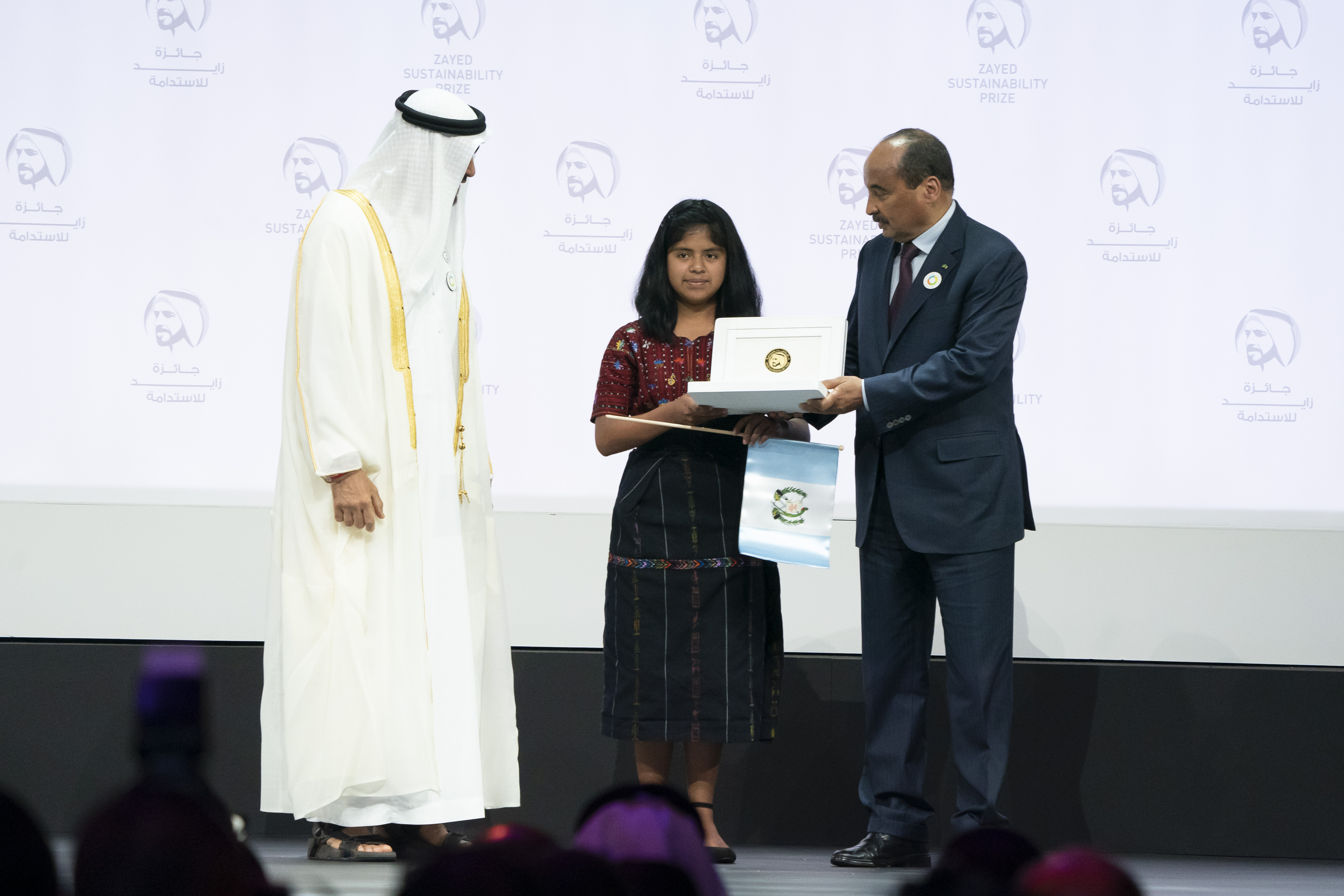 Ester Noemí Bocel Chopén recibe el premio Zayed. (Foto Prensa Libre: Cortesía Colegio Impacto)