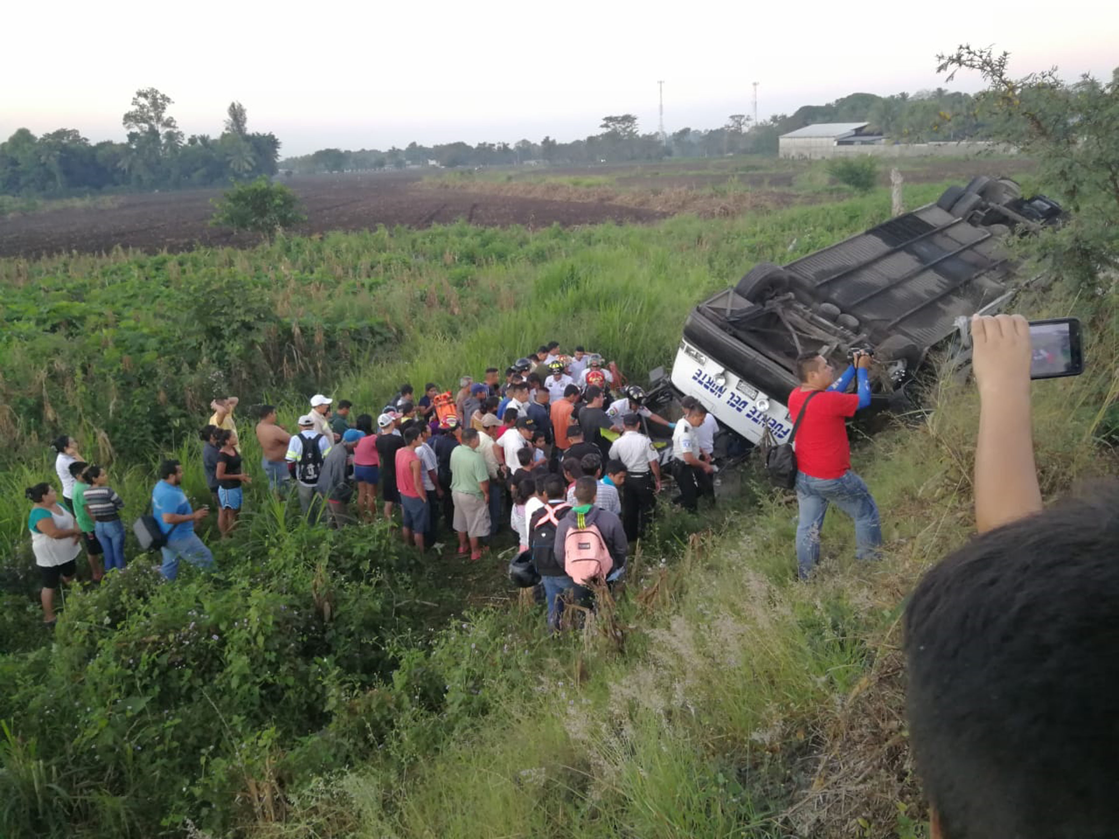 El bus cayó en una hondonada en el kilómetro 90 de la ruta al suroccidente. (Foto Prensa Libre: Enrique Paredes). 
 
