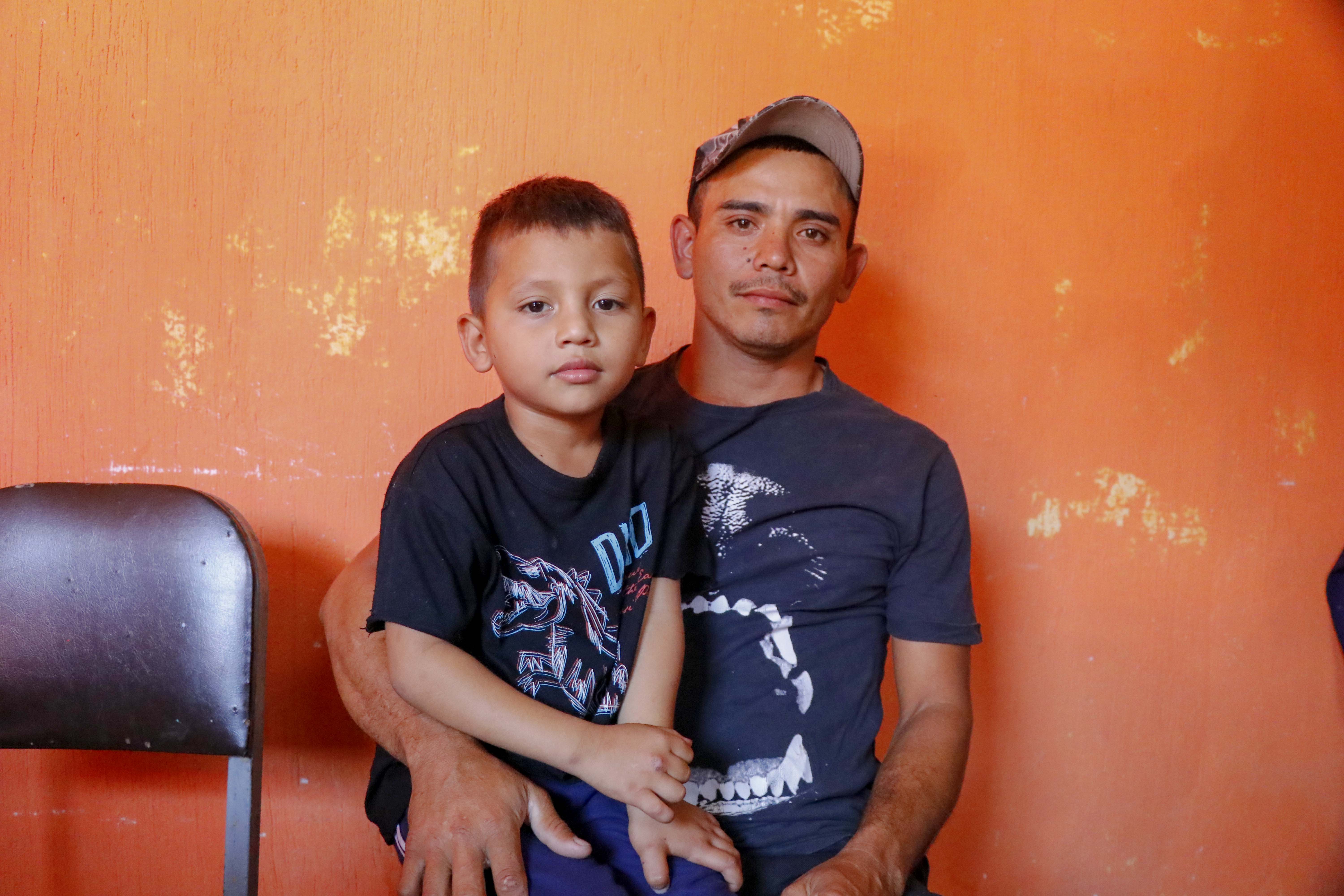 José Hernández y su hijo esperan integran la caravana de hondureños que pretende llegar a Estados Unidos. (Foto Prensa Libre: Esaú Colomo).
