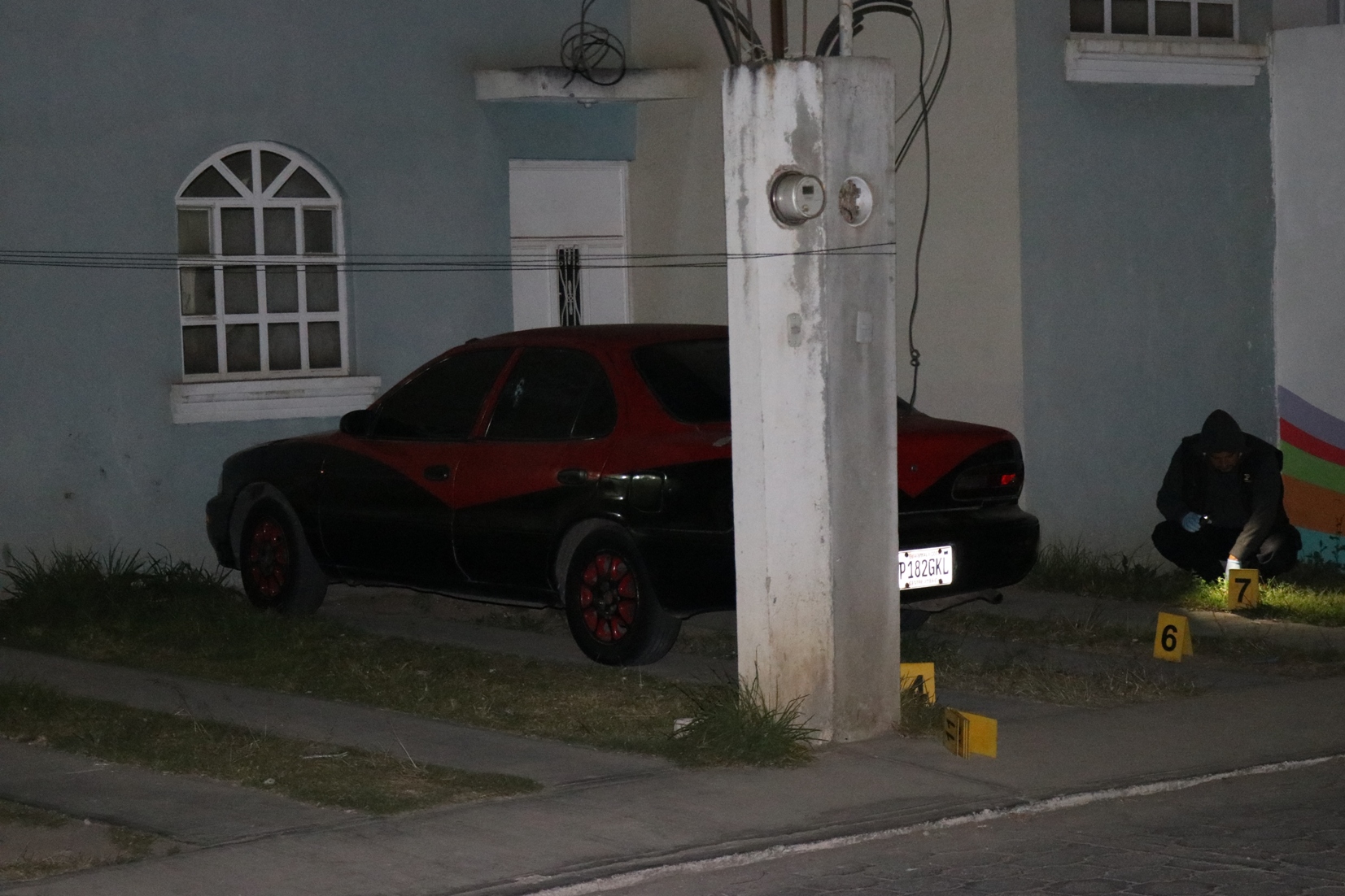Investigadores del MP recolectan evidencias  en donde estaba estacionado el vehículo. (Foto Prensa Libre: María Longo). 