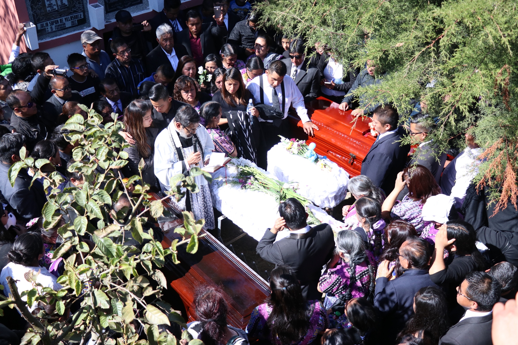 El ultimo día del 2018 los hermanos Velásquez Matul enterraron a sus familiares por los que pidieron justicia. (Foto Prensa Libre: María Longo) 