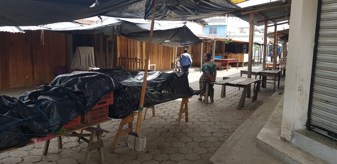 El mercado municipal y otros comercios dejaron de funcionar en señal de protesta por la falta de agua entubada. (Foto Prensa Libre: Héctor Cordero).