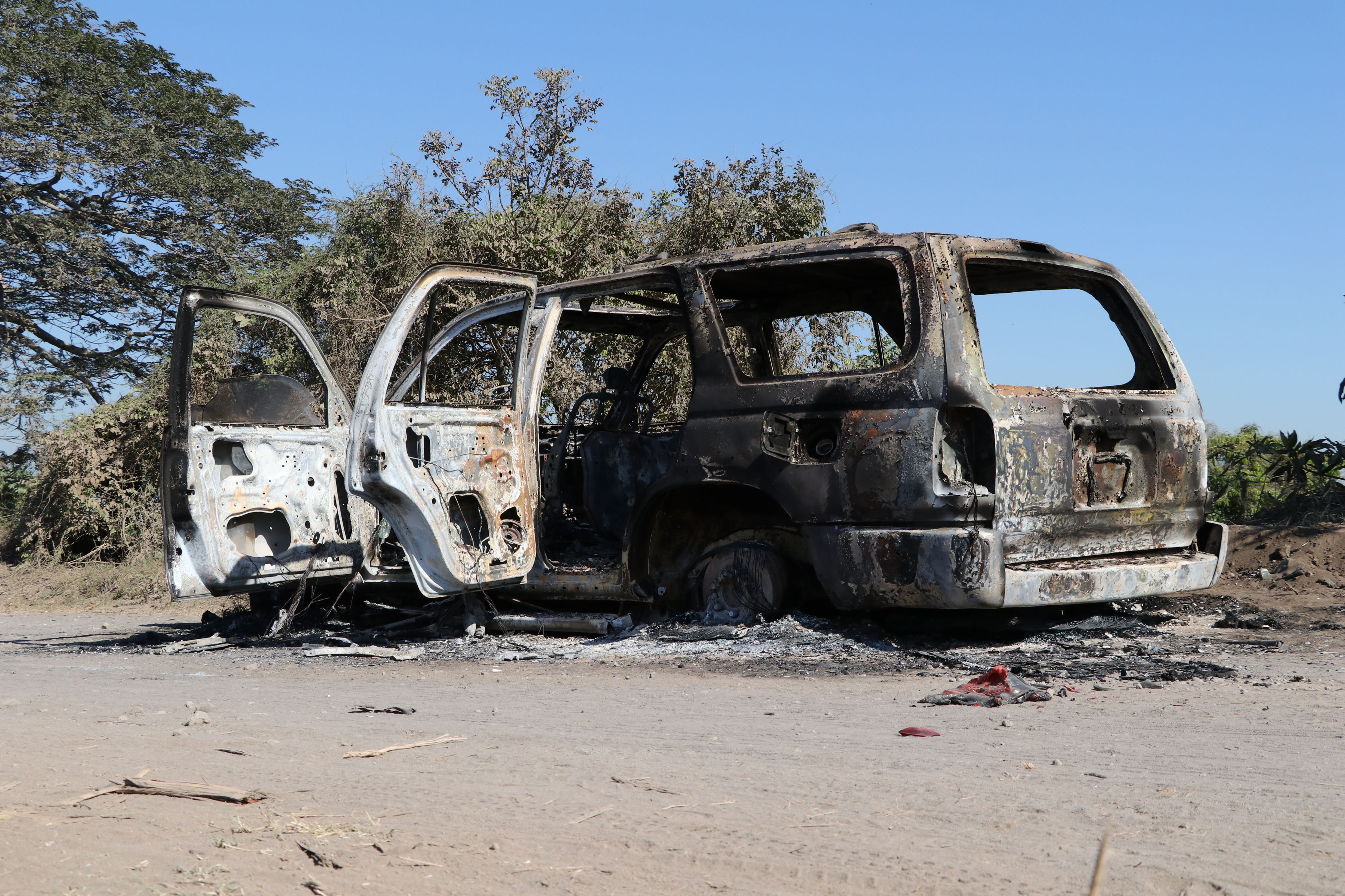El vehículo fue encontrado quemado y se desconoce el paradero de los tripulantes. (Foto Prensa Libre: Carlos Paredes)