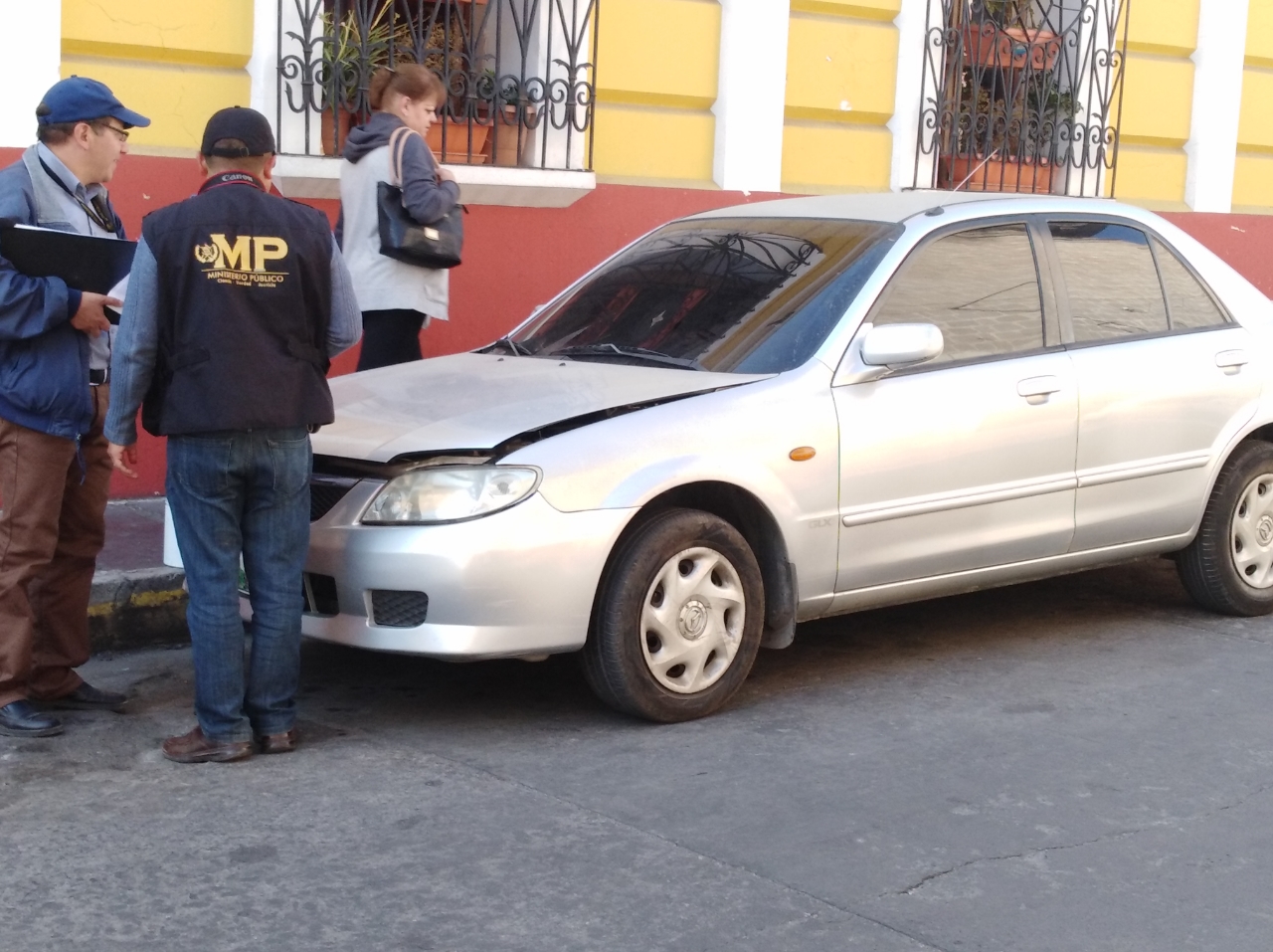 Investigadores del MP llegaron al lugar donde ocurrió el robo para recabar evidencias. (Foto Prensa Libre: cortesía) 