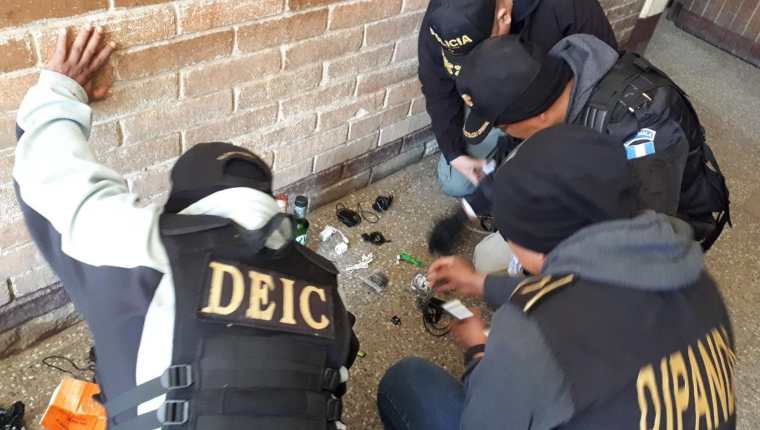 Investigadores de la Policía revisan los objetos encontrados en la cárcel de Cantel. (Foto Prensa Libre: María Longo) 