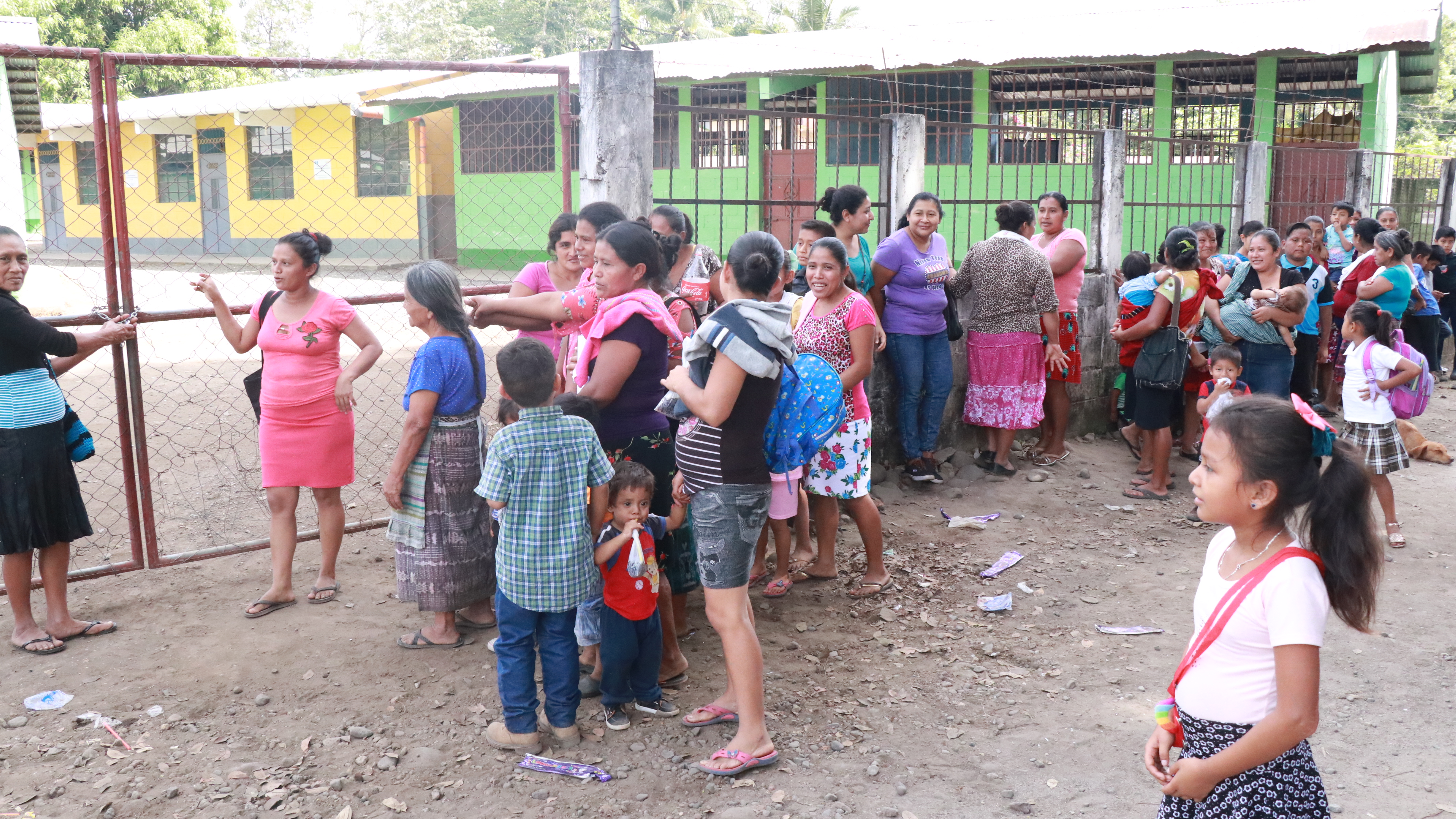 Una de las madres de familia muestra el candado que colocaron en el portón de la escuela de la aldea Morazán. (Foto Prensa Libre: Cristian Soto). 