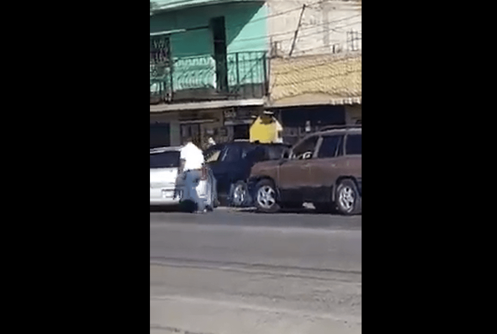 El video expone el momento en que un automovilista trata de atropellar a las personas con quienes discutió (Foto Prensa Libre: María Longo)  