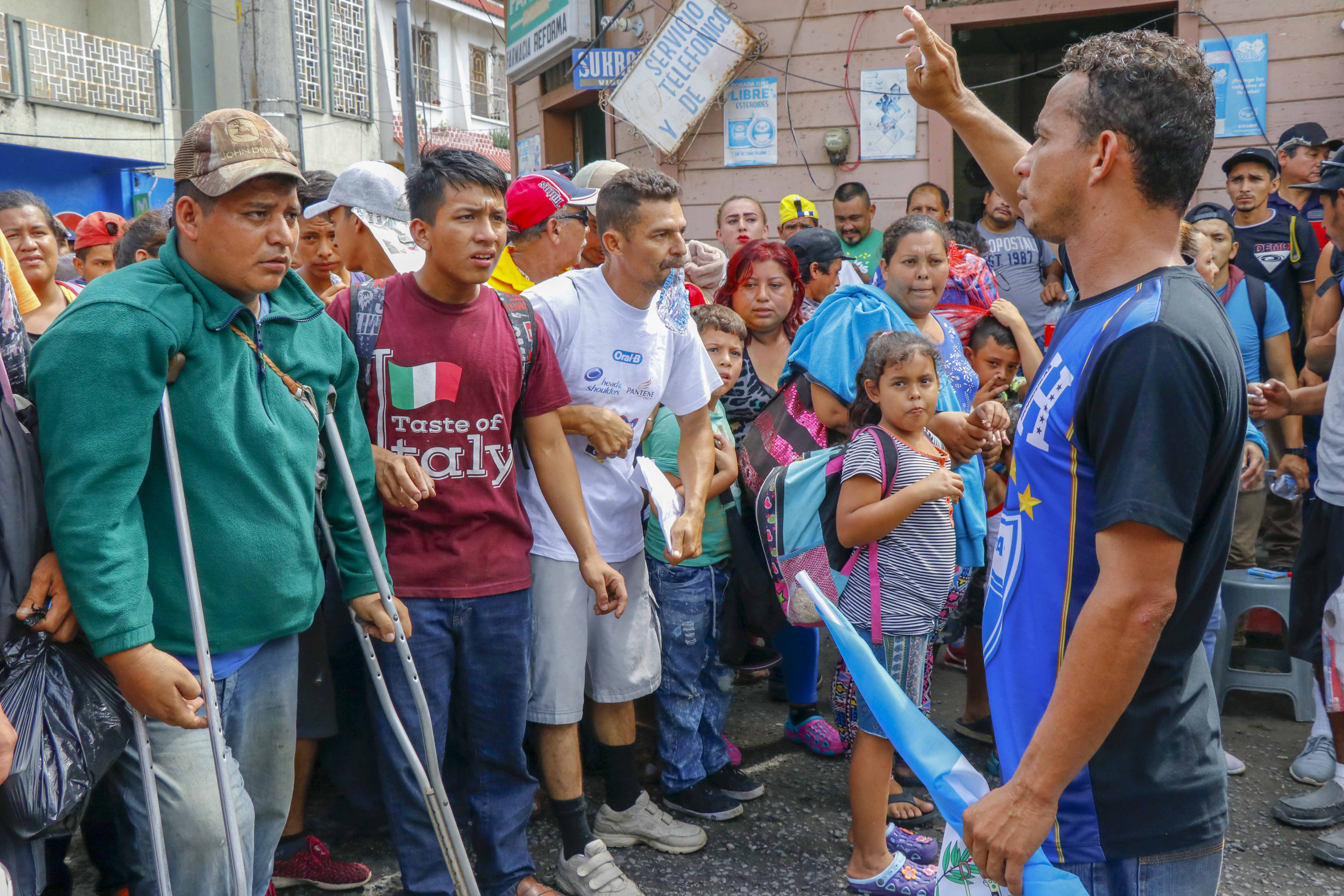 Denis Omar Contreras cuando dirigía la primera caravana de hondureños que cruzó Guatemala en el 2018. (Foto Prensa Libre: Esaú Colomo). 
 
