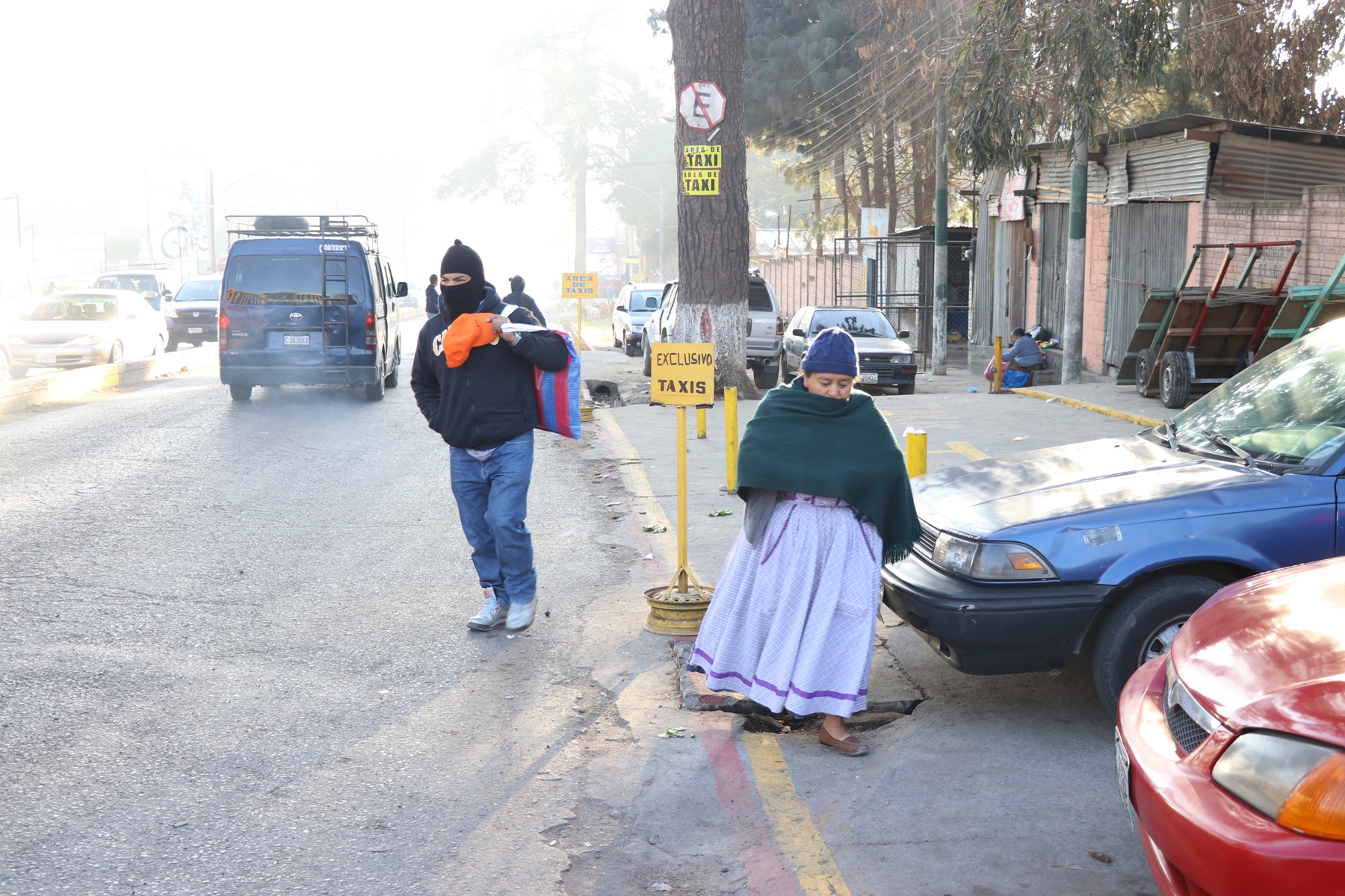 Vecinos de xela utilizan tapados, pasamontañas, gorras y bufandas para protegerse de las bajas temperaturas. (Foto Prensa Libre: María Loongo)