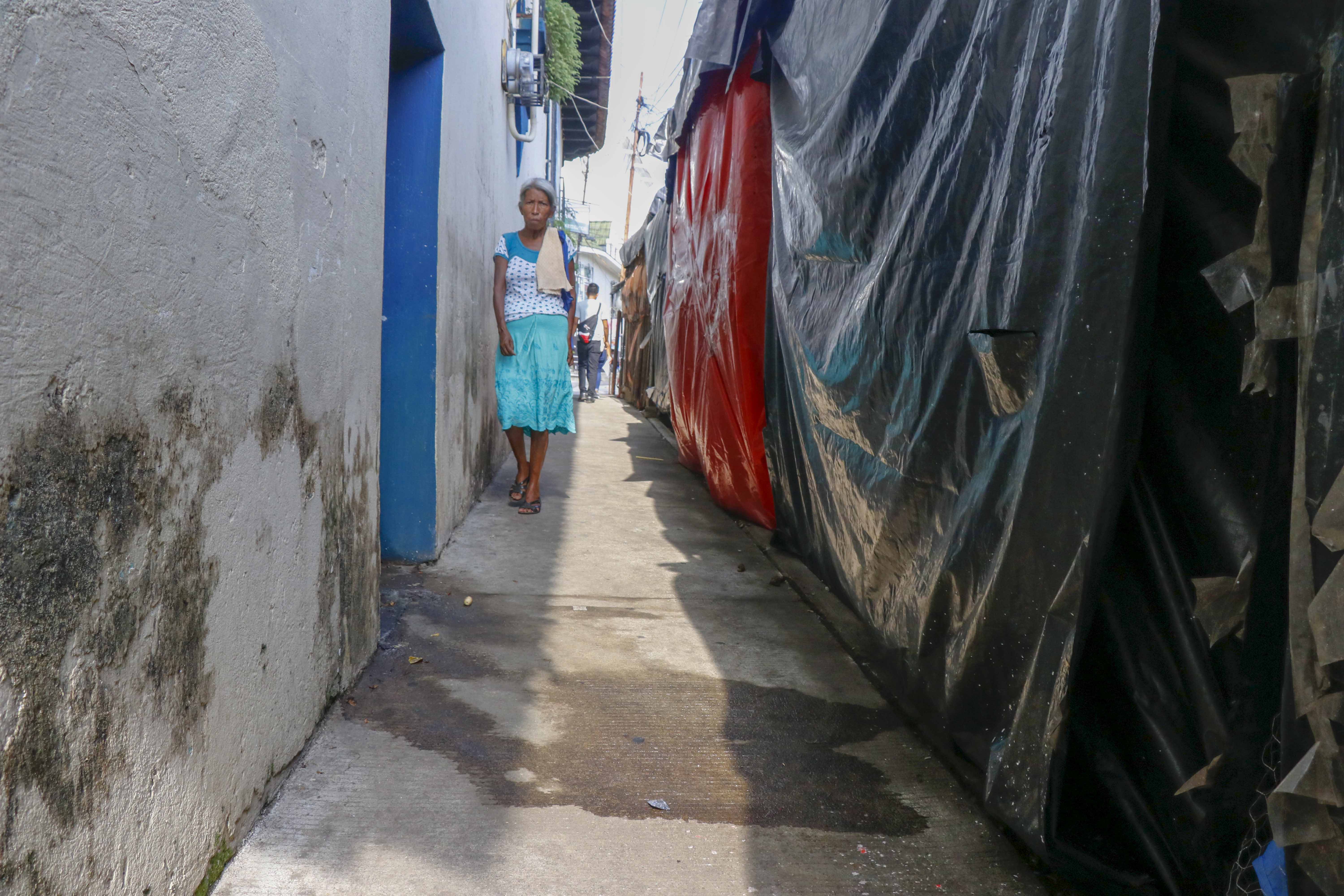 Personas caminan en calle contaminada, en la zona 1 de Retalhuleu. (Foto Prensa Libre: Esaú Colomo)