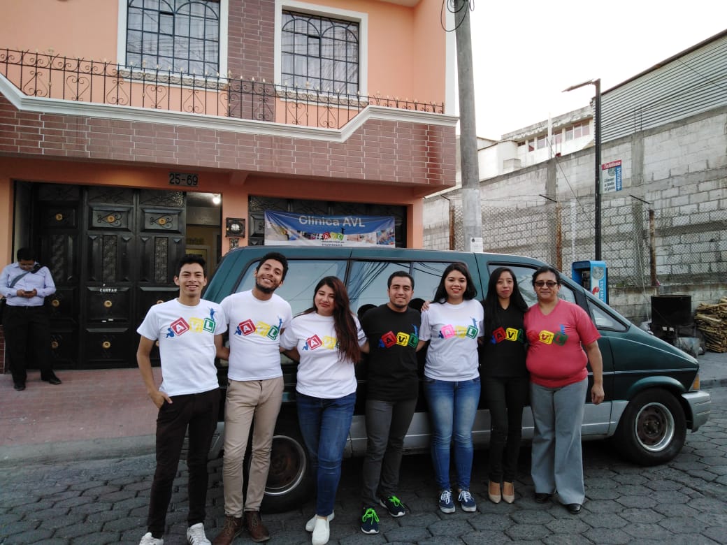 Integrantes y voluntarios de la asociación presentaron el vehículo que servirá para los pacientes.  (Foto Prensa Libre: Cortesía)  