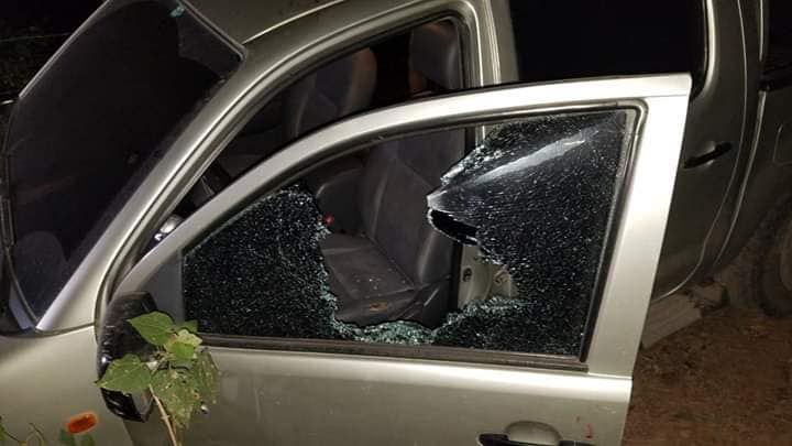 El vehículo presentaba varias perforaciones de bala. (Foto Prensa Libre: Mario Morales)