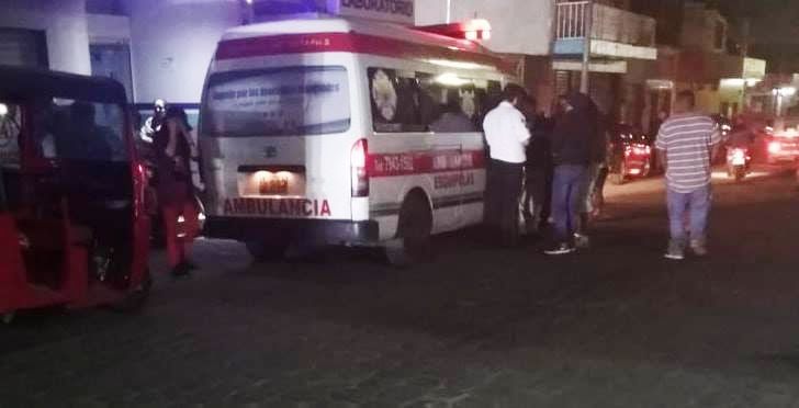 Los Bomberos Voluntarios trasladaron a Ángel Tzun Ajiataz a un hospital privado, donde falleció.  (Foto Prensa Libre: Mario Morales)
