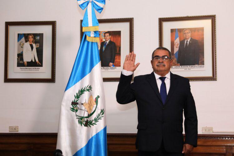 Mario Alfonso Villafuerte al momento de ser juramentado como gobernador de Chiquimula. (Foto Prensa Libre: Mario Morales).  