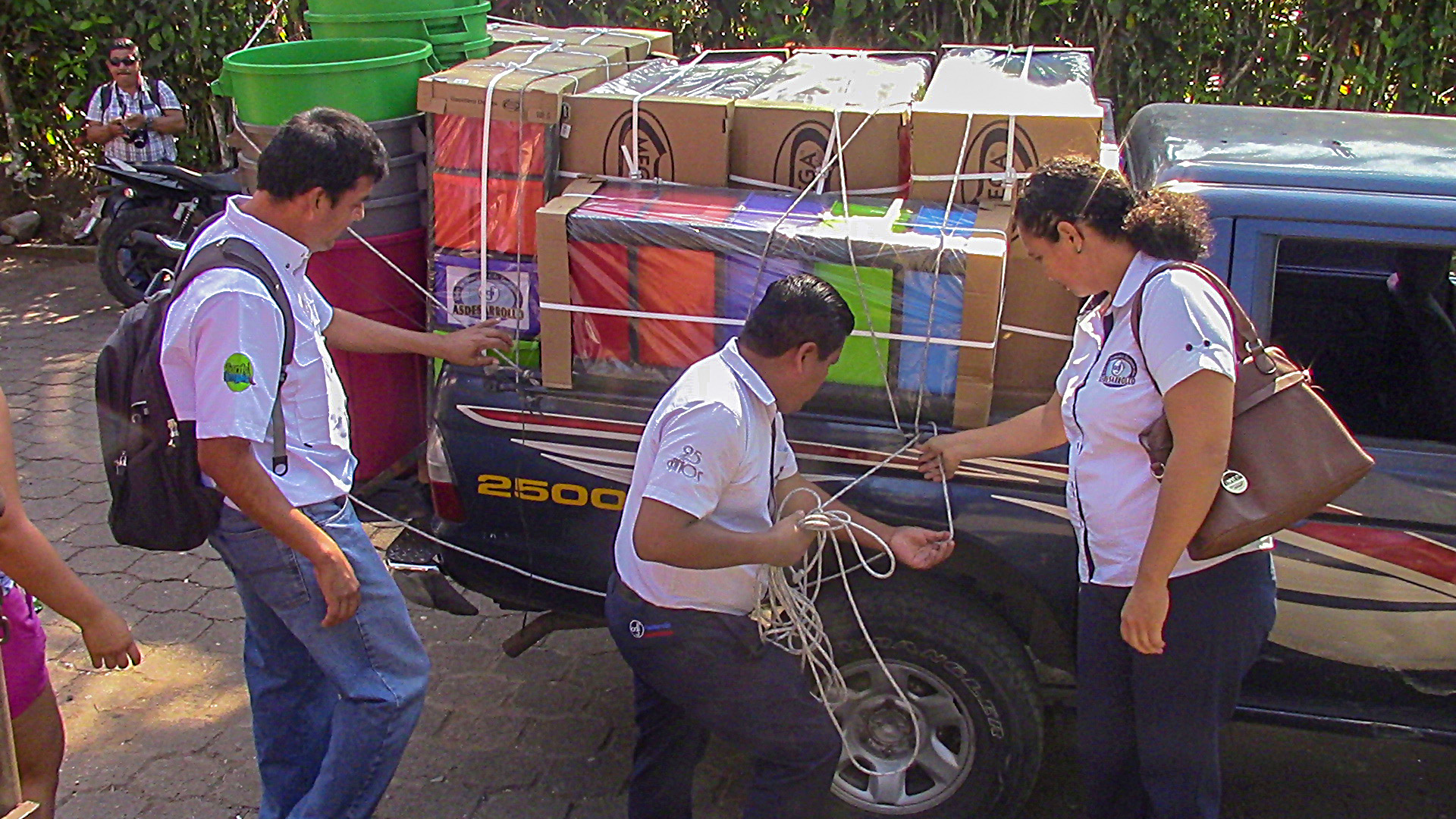 Parte de la donación que recibieron estudiantes de San Felipe, Retalhuleu. (Foto Prensa Libre: Esaú Colomo).