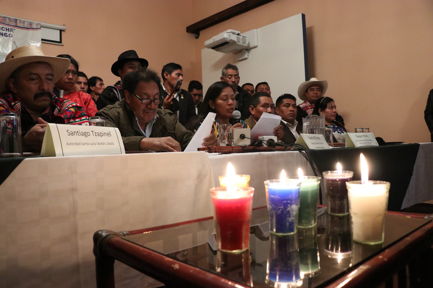Autoridades ancestrales advierten a candidatos sobre las disposiciones en sus comunidades. (Foto Prensa Libre: María Longo)