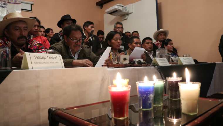 Autoridades ancestrales advierten a candidatos sobre las disposiciones en sus comunidades. (Foto Prensa Libre: María Longo)