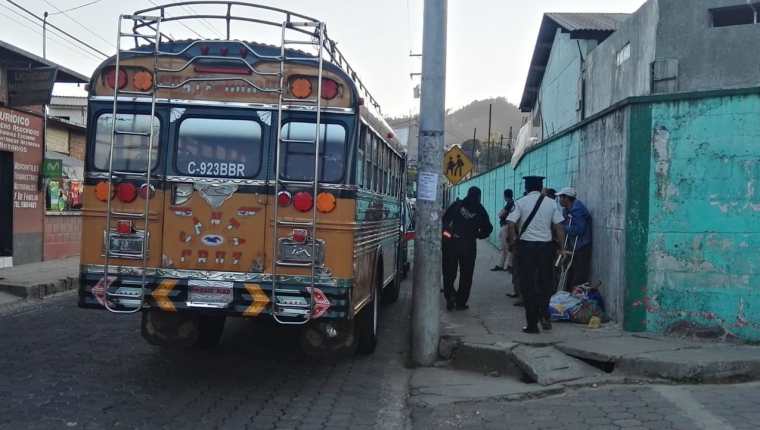 Bus que fue asaltado en ruta de Santa Cruz del Quiché y Chichicastenango. (Foto Prensa Libre: Héctor Cordero).