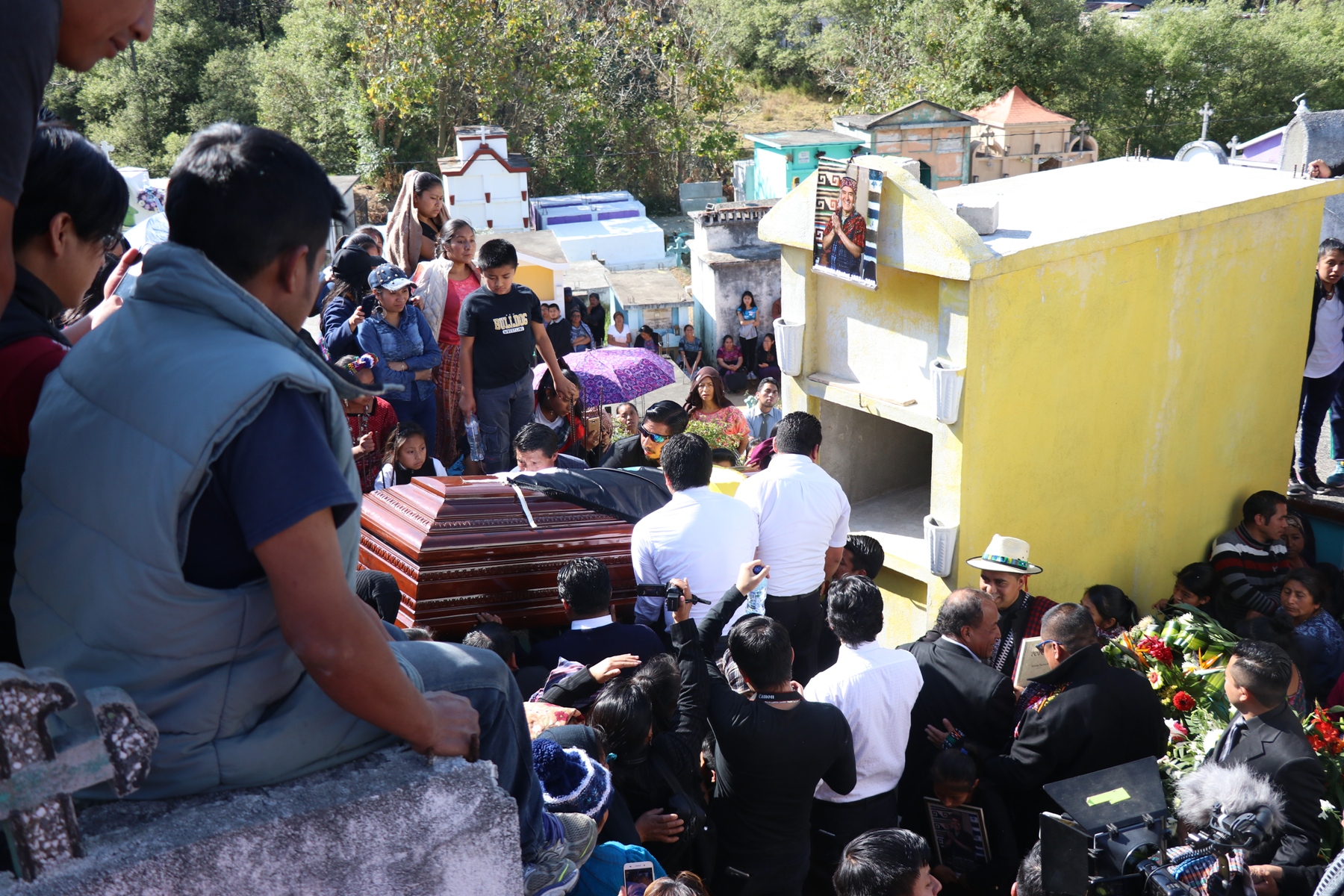 Amigos y vecinos acompañaron el cuerpo del poeta Ak´abal hasta el Cementerio General de Momostenango, Totonicapán, donde lo sepultaron. (Foto Prensa Libre: María José Longo)