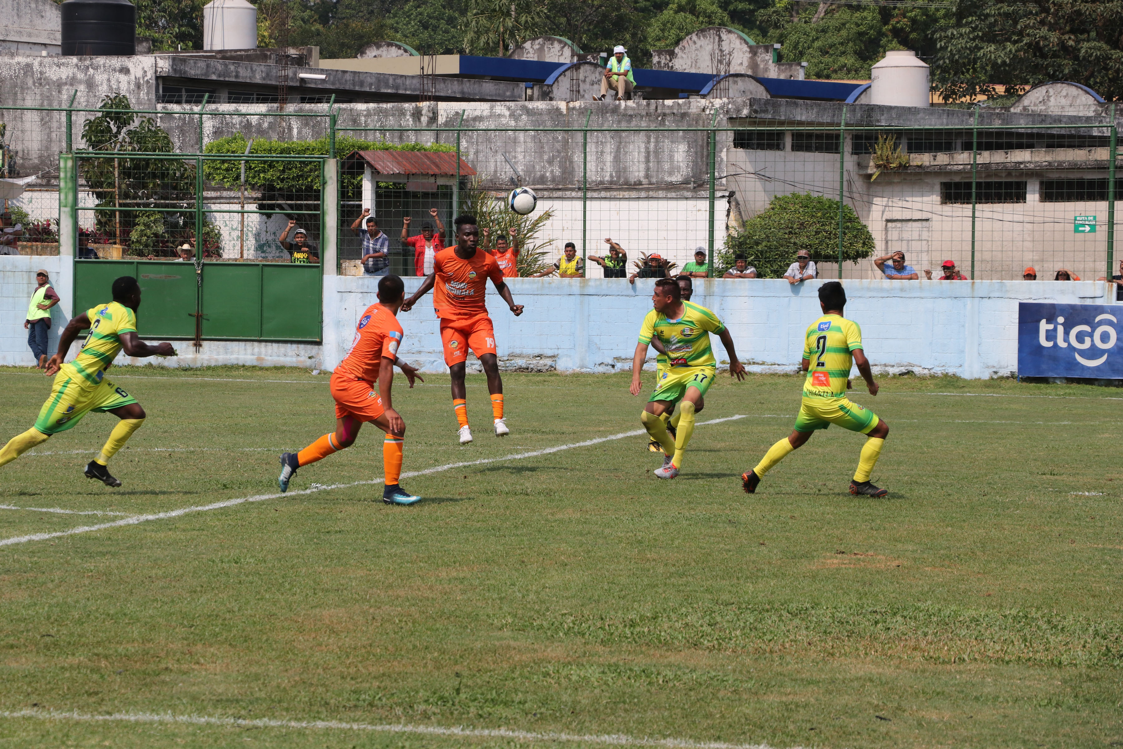 Acción durante el partido de este jueves en Siquinalá. (Hillary Paredes)