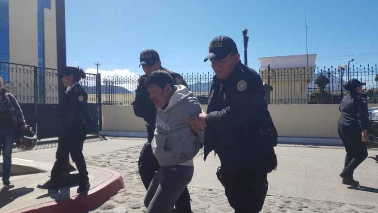 Augusto Sen Ajtún fue detenido por varios vecinos de Xela, quienes después lo entregaron a la Policía. (Foto Prensa Libre: cortesía) 