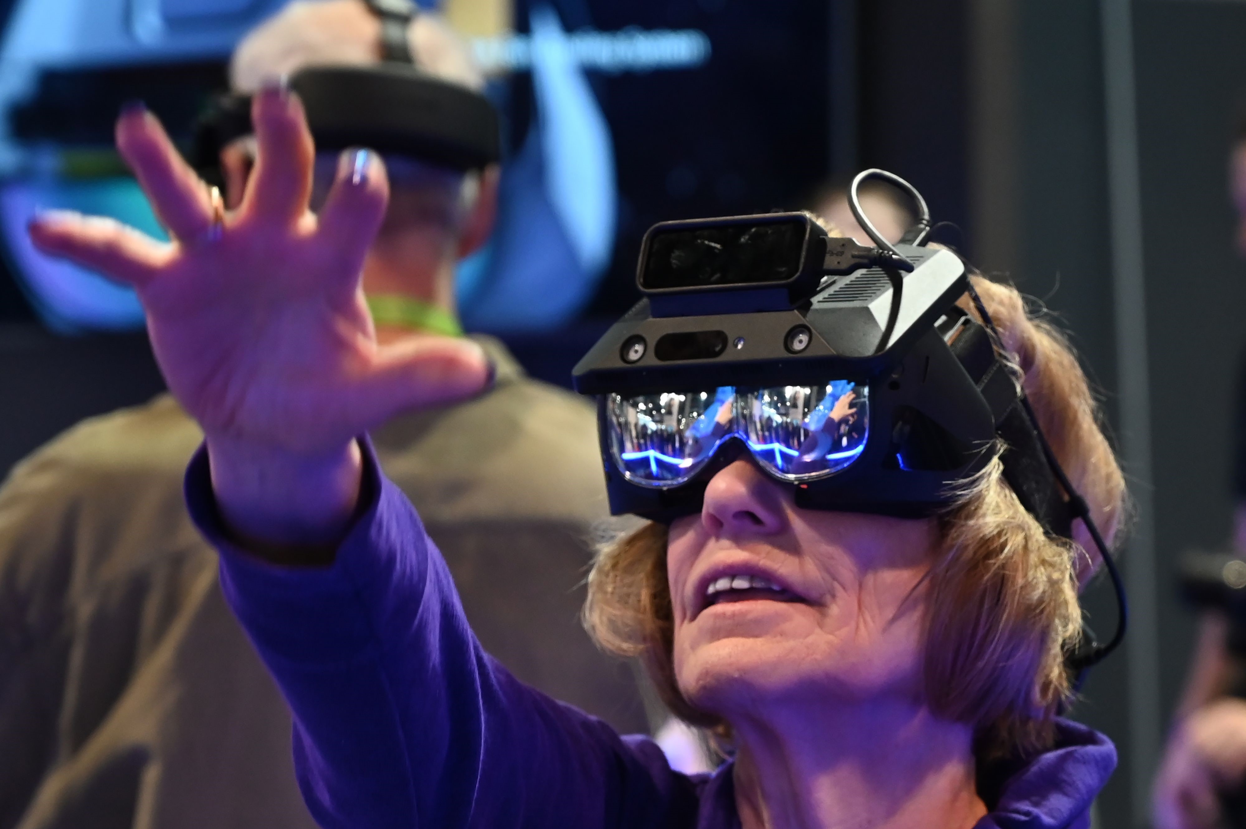 La realidad aumentada y otros dispositivos tecnológicos tienen demanda para los adultos mayores. (Foto, Prensa Libre: AFP).