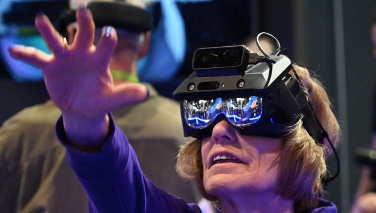 La realidad aumentada y otros dispositivos tecnológicos tienen demanda para los adultos mayores. (Foto, Prensa Libre: AFP).