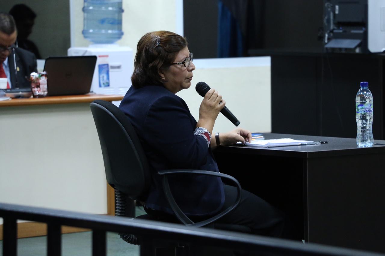 Reyna María Gómez González, hermana del prófugo empresario Luis Gómez, rompió el silencio y declaró en la "megasala". (Foto Prensa Libre: Juan Carlos Pérez)